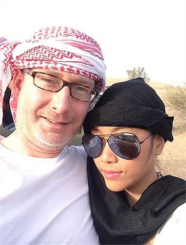 Cặp đôi chọn điểm đến là Dubai. Họ thích thú khi được quấn khăn như người dân địa phương, dạo chơi trên sa mạc hoang vắng.