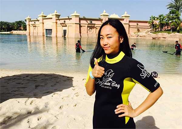 Đoang Trang mặc đồ bơi, thăm Vịnh Cá Heo.