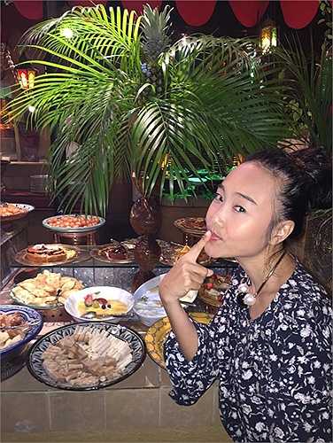 Bà mẹ một con còn được thưởng thức các món ăn đặc trưng của Dubai.
