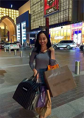 Đoan Trang mua sắm thêm rất nhiều váy áo, phụ kiện hàng hiệu cho mình và người thân. Sau Dubai, hai vợ chồng nữ ca sĩ còn tới New York du lịch. (Nguồn: Ngôi sao)