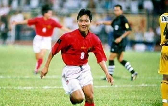 Đi đầu phong trào quảng cáo phải kể đến cựu tuyển thủ Hồng Sơn. Cựu tiền vệ Thể Công từng quảng cáo dầu gội đầu, và nổi tiếng nhất là hãng nước giải khát Pepsi