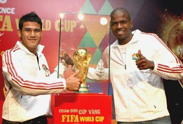 Cũng có một số cầu thủ quảng cáo theo kiểu thời vụ như Phan Thanh Bình. Chân sút này được hãng nước ngọt Coca Cola mời đóng quảng cáo nhân sự kiện giới thiệu Cup vàng thế giới đến Việt Nam