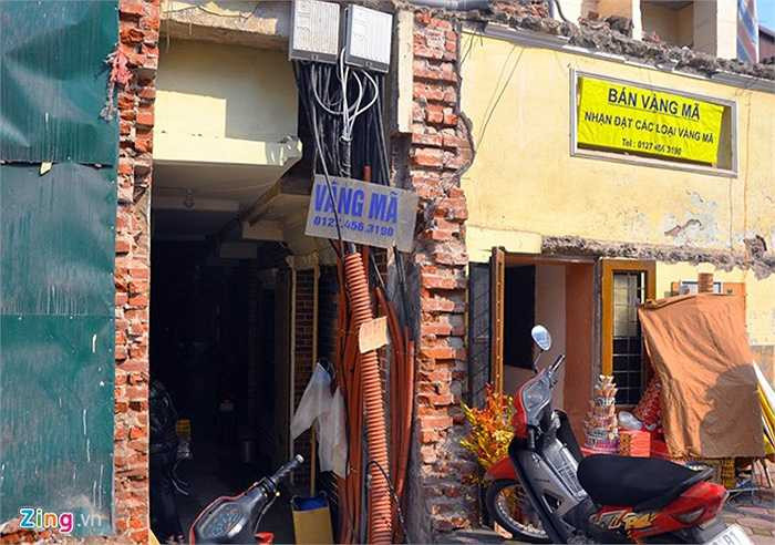 Ngoài những ngôi nhà siêu mỏng, siêu méo, tuyến đường đắt kỷ lục này còn nhiều cột dây điện lấn chiếm lối đi của khu dân cư. (Nguồn: Zing.vn)