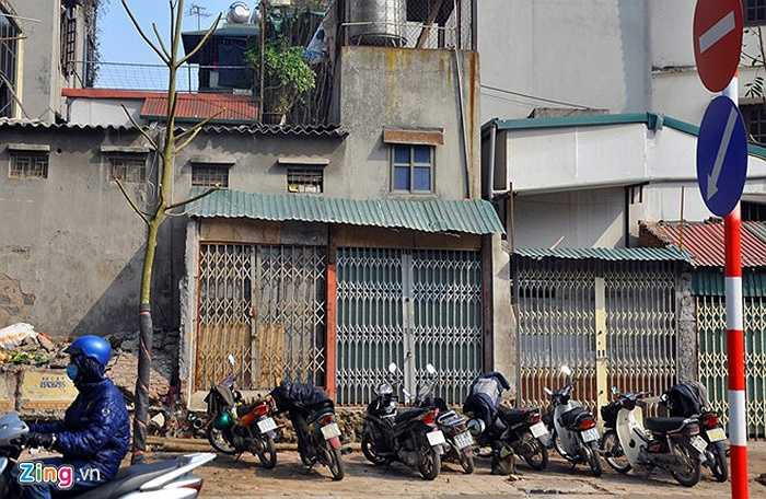 Nhiều hộ chỉ còn sâu 1 m phải tháo dỡ. Gia chủ khóa cửa xếp và dời đi nơi ở mới.