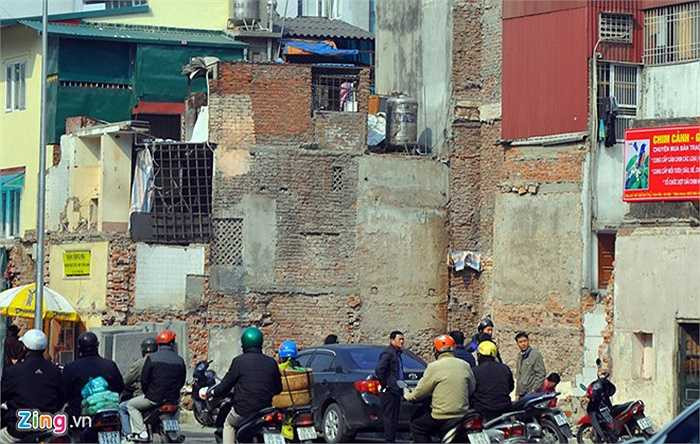 Tại nút giao Trần Phú kéo dài với Sơn Tây, nhiều căn hộ ‘trơ sườn’ nham nhở sau giải tỏa.