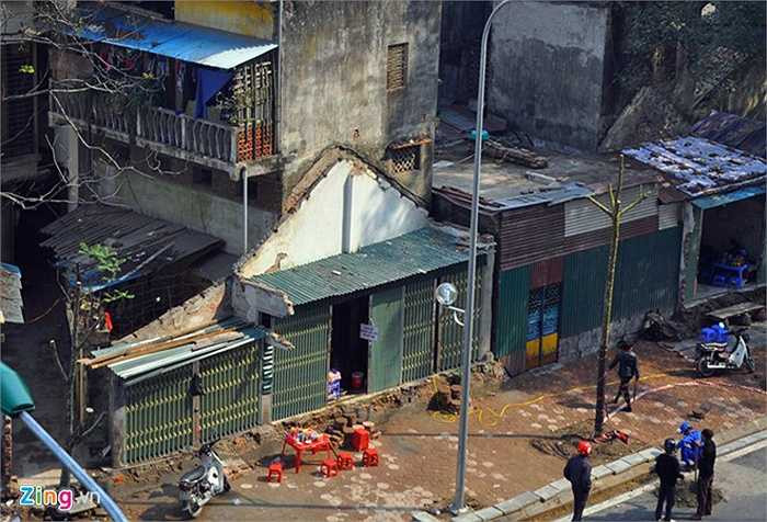 Một căn hộ đầu ngã tư Lê Trực - Trần Phú chỉ sâu 1 m nhưng có chiều ngang 9m, gia chủ vẫn mở quán nước bán qua ngày.