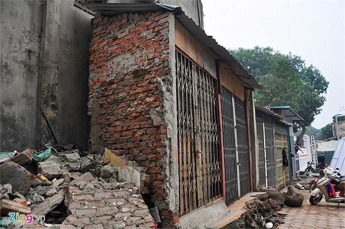 Một dải những căn hộ siêu mỏng chỉ còn 1,5m tại ngã tư Lê Trực - Trần Phú. Trao đổi với Zing.vn, Ban quản lý dự án giao thông đô thị Hà Nội cho biết, công tác giải phóng mặt bằng cơ bản đã hoàn tất, chỉ còn 1,2 hộ gia đình chưa chấp thuận việc di dời, đền bù. Đối với những căn hộ siêu mỏng, đơn vị đã kiểm tra, lên danh sách và sẽ thực hiện theo chỉ đạo của thành phố sau dịp Tết Nguyên đán.