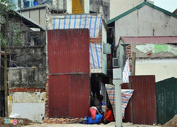 Với những gia đình còn một phần đất vẫn có thể sinh sống sẽ được tư vấn sửa chữa để đảm bảo mỹ quan đô thị tuyến phố văn minh. Trong ảnh: Một căn hộ hình chữ P lộ ra sau ngày thông xe. 
