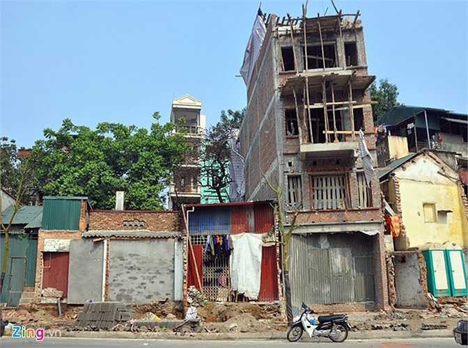 Trước ngày thông xe, lãnh đạo thành ủy Hà Nội đã có chỉ đạo chính quyền quận Ba Đình lưu ý không được để xảy ra tình trạng nhà siêu mỏng, siêu méo khi hoàn đường và cần tổ chức chỉnh trang tuyến phố văn minh, sạch đẹp đảm bảo mỹ quan đô thị. Trong ảnh: Một ngôi nhà đang xây dựng nhưng có hiện tượng bị nghiêng so với những căn hộ xung quanh.