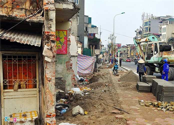 Tuyến đường Trần Phú mở rộng được Ủy ban TP Hà Nội quy hoạch từ năm 1992, tuy nhiên đến 2011 mới lập dự án và bắt đầu triển khai thi công (tháng 7/2014). Khi hoàn thành tổng chiều dài 450 m bắt đầu từ ngã tư Trần Phú – Lê Trực, kết thúc tại nút giao Kim Mã – Sơn Tây (Ba Đình, Hà Nội) với tổng kinh phí 350 tỷ đồng (bao gồm giải phóng mặt bằng). Dự án thiết kế khi đưa vào sử dụng rộng 12 m, vỉa hè rộng 5 m mỗi bên.