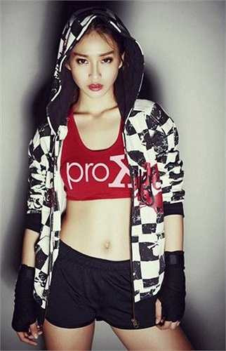 Khả Ngân sinh ngày 31/7/1997. Cuối năm 2012, những bức hình Khả Ngân trong bộ đồ tập boxing gây sốt cư dân mạng. Nick name 'boxing girl' cũng ra đời từ đó. 