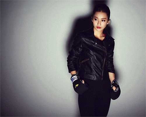 'Valentine năm nay, Ngân sẽ hẹn hò với một cô gái đó. Đó chính là chị Lâm Á Hân - một người chị, một người bạn cực kì thân thiết và giúp đỡ Ngân rất nhiều trong thời gian qua. Ngân nghĩ đâu nhất thiết Valentine là phải đi chơi với bạn trai đâu. 