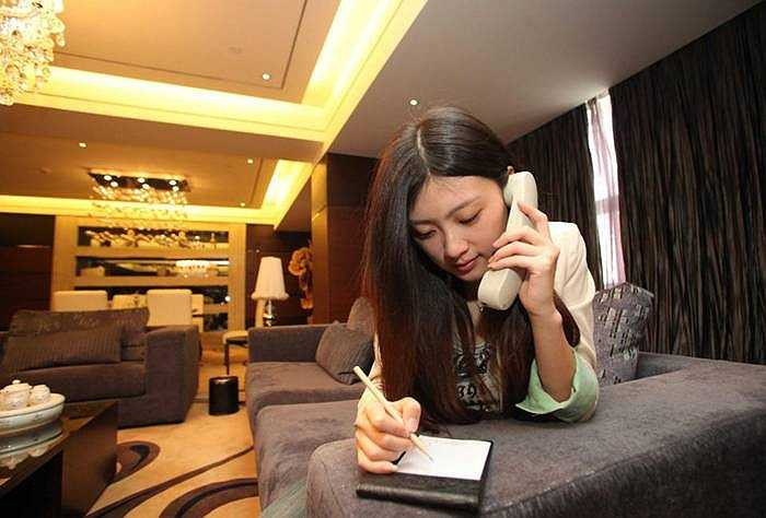 Thậm chí, người làm công việc này phải di chuyển tới nhiều khách sạn để so sánh giá cả và chất lượng dịch vụ