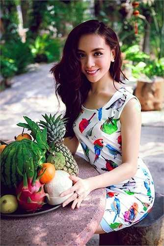 Người đẹp cùng mẹ chuẩn bị mâm ngũ quả. Thiên Lý chia sẻ, sau một năm xa cách, cô và gia đình hào hứng chờ đợi khoảnh khắc sum vầy hạnh phúc bên nhau. (Nguồn: Zing News)