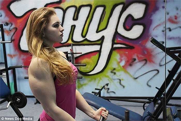 Julia Vins, cô gái 18 tuổi ở Nga có khuôn mặt xinh như búp bê nhưng thân hình rất vạm vỡ