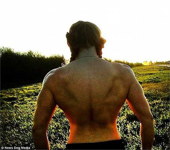 Phần lưng cơ bắp cuồn cuộn của Julia Vins