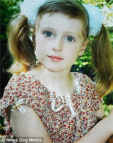 Cô bé khi còn nhỏ