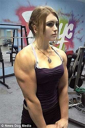 Julia khi luyện tập ở phòng thể hình