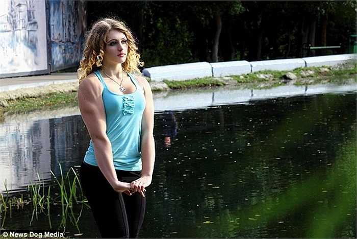 Nước da trắng, khuôn mặt thon và đôi mắt to khiến cô nhìn không khác gì búp bê