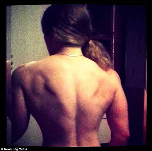 Chiếc lưng cơ bắp của Julia