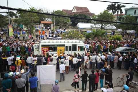 NGuyễn Bá Thanh, ông Thanh, yên nghỉ, mai táng, khóc nấc, tiếc thương