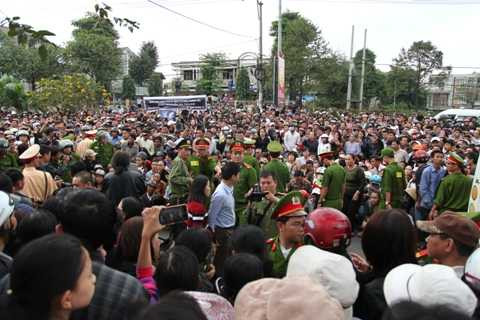 NGuyễn Bá Thanh, ông Thanh, yên nghỉ, mai táng, khóc nấc, tiếc thương