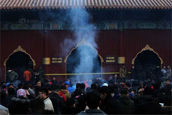 Mỗi năm hàng chục ngàn người đổ về đây thắp hương cầu phúc