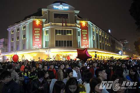 Hà Nội: Tưng bừng không khí đón chào năm mới.