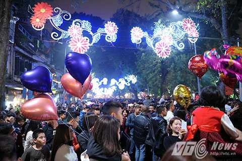 Hà Nội: Tưng bừng không khí đón chào năm mới.