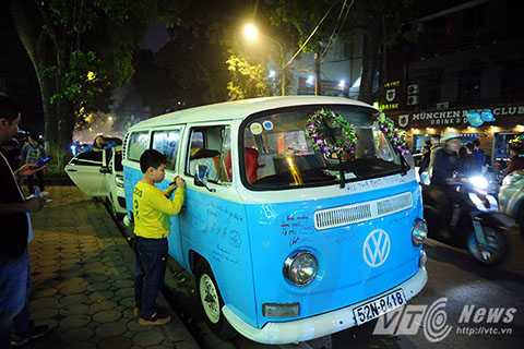 Hà Nội: Tưng bừng không khí đón chào năm mới.