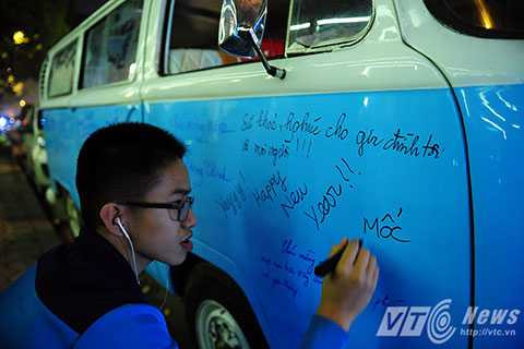 Hà Nội: Tưng bừng không khí đón chào năm mới.