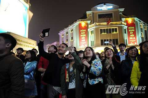 Hà Nội: Tưng bừng không khí đón chào năm mới.