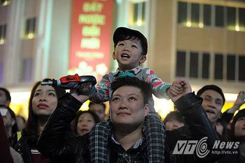 Hà Nội: Tưng bừng không khí đón chào năm mới.