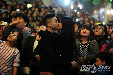 Hà Nội: Tưng bừng không khí đón chào năm mới.