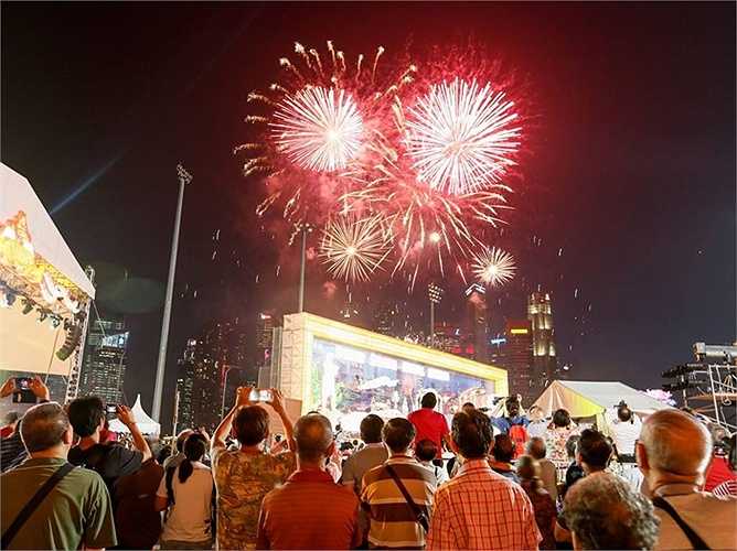 Đông đảo người Singapore tập trung xem pháo hoa 