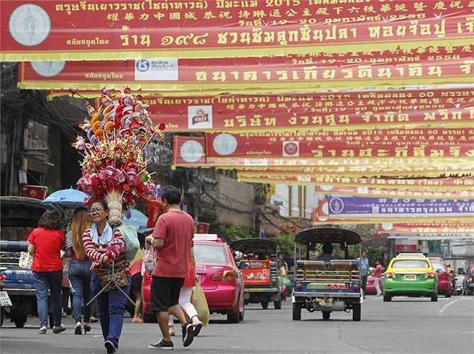 Người Trung Quốc và người Thái Lan đi qua khu phố Trung Quốc ở Bangkok, Thái Lan