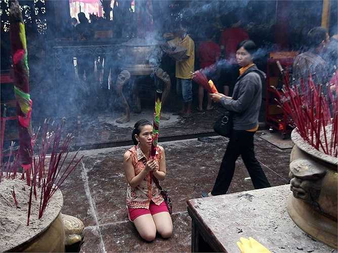 Cô gái Indonesia gốc Hoa cầu nguyện tại một ngôi đền ở Jakarta, Indonesia