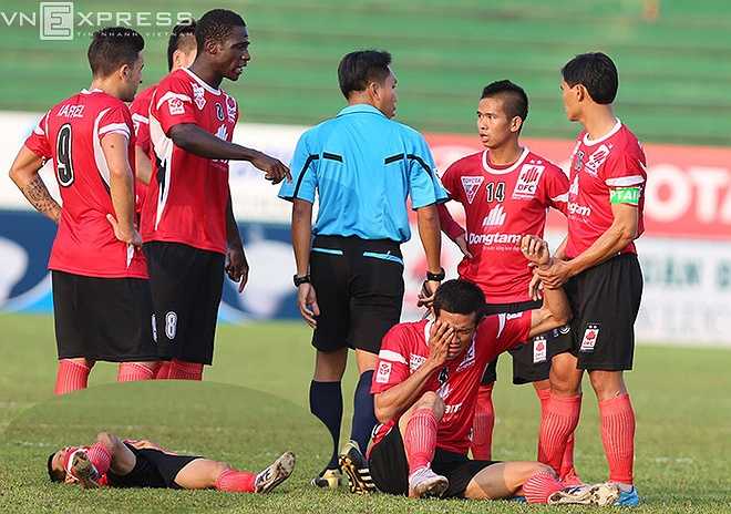 Chí Công vô cùng kinh nghiệm khi tránh được thẻ đỏ của trọng tài