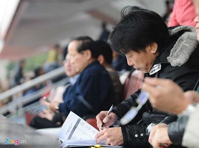 HLV Miura chăm chỉ ghi chép trên khán đài