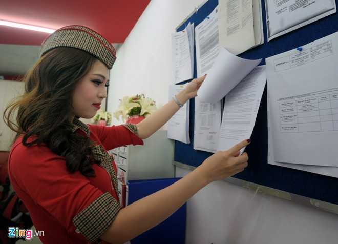 4h, tại hãng hàng không Vietjet Air, Thủy xem lịch phân công Tết và chuẩn bị cho 3 chặng bay cuối cùng của năm