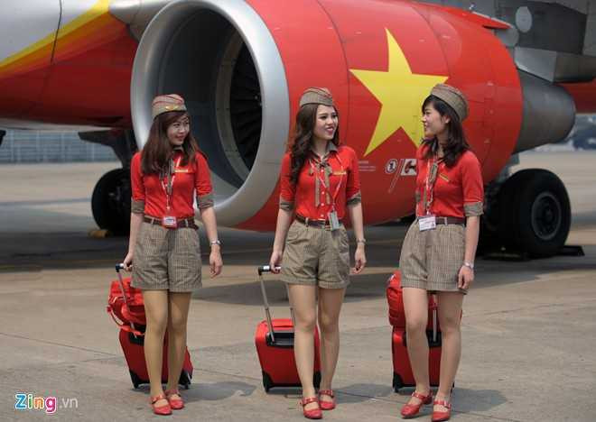 Cô bắt đầu lên máy bay cùng các đồng nghiệp. Sinh ra tại Moscow liên bang Nga, theo học cấp 2 tới đại học tại Mỹ, nhưng hiện Thủy sống và làm việc tại TP HCM.