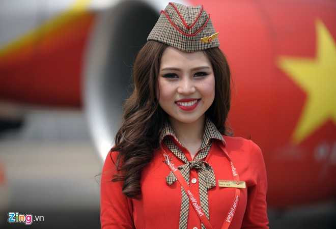 Thủy trong đồng phục của ngành. Tốt nghiệp đại học về chuyên ngành thời trang tại Mỹ nhưng Thủy lại có đam mê về du lịch và khám phá. Duyên đưa cô đến với nghề tiếp viên hàng không do trong quá trình về Việt Nam thực tập, Thủy thử nộp hồ sơ rồi may mắn trúng tuyển. Trải qua một thời gian huấn luyện đặc biệt nghiêm khắc tại trung tâm huấn luyện, cô quyết định gắn bó với công việc này.