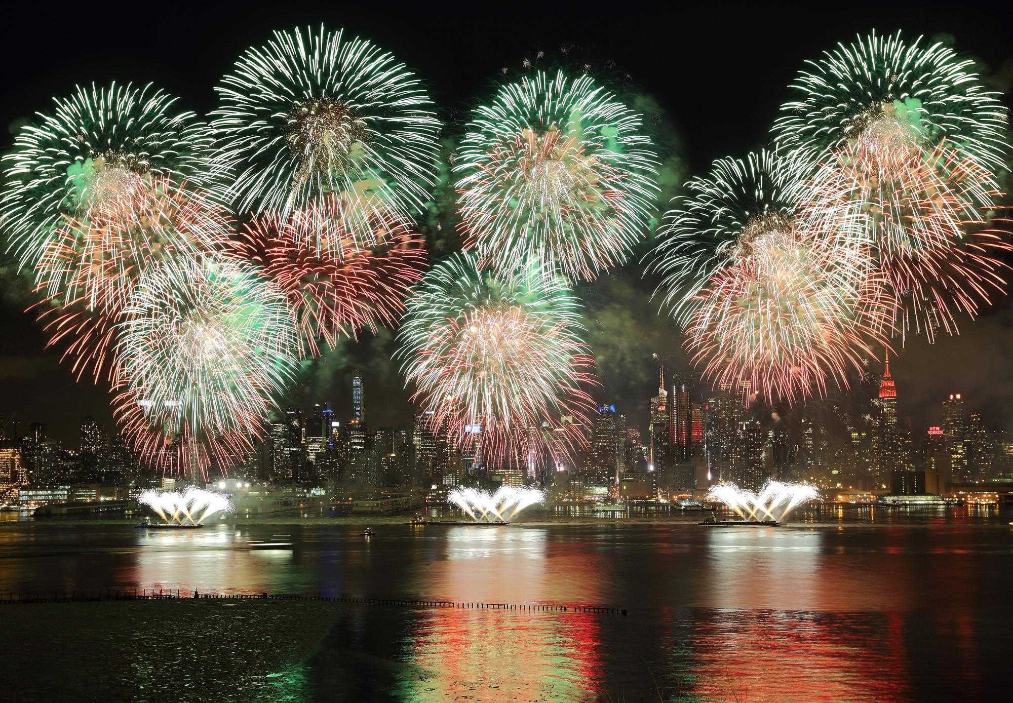 Video: Pháo hoa tưng bừng bên sông Hudson, Mỹ chào xuân Ất Mùi 2015