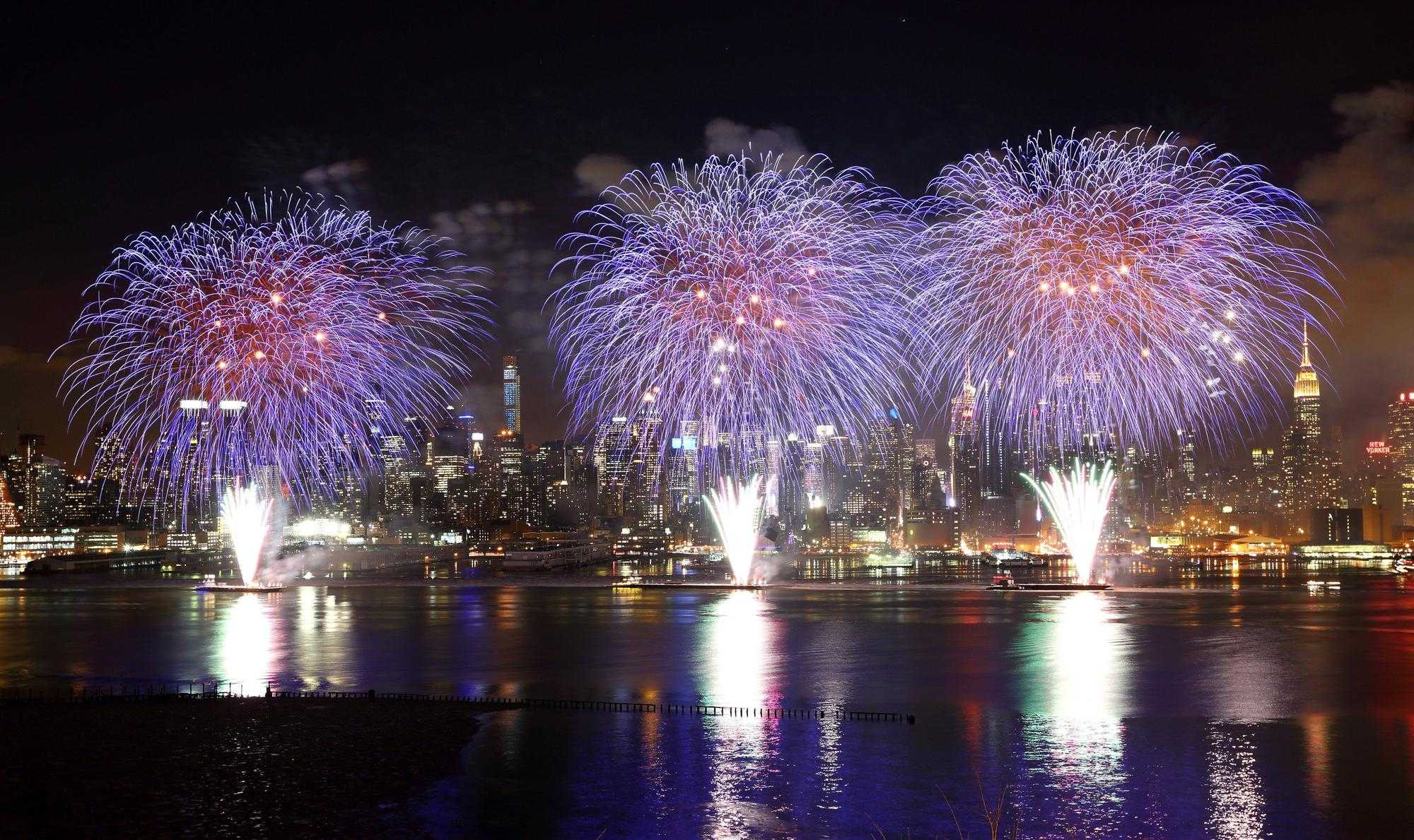 Video: Pháo hoa tưng bừng bên sông Hudson, Mỹ chào xuân Ất Mùi 2015