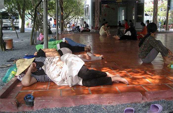 Nhiều người nằm la liệt trên sàn gạch trong 'khu vườn kỳ lạ' ở ấp Tân Hội, xã Đức Lập Thượng, huyện Đức Hòa (Long An) ngày mồng 1 Tết.