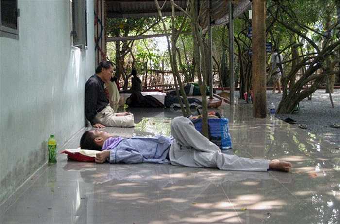 Bệnh nhân bị bệnh nan y cũng tìm đến đây. Dù không có bất kỳ nghiên cứu y học nào cho rằng có khả năng chữa bệnh và nhiều lần bị các ngành chức năng lập biên bản buộc phải đình chỉ hoạt động nhưng “Khu vườn kỳ lạ” vẫn tồn tại hơn 10 năm qua.