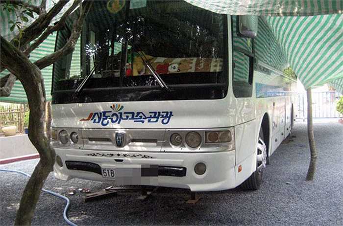Xe khách từ TP HCM chở trên 30 khách đến khu vườn ngày đầu năm Ất Mùi.