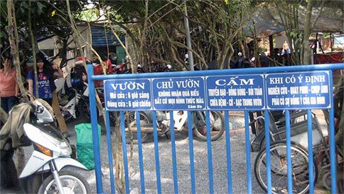 Những quy định được treo ở cửa chính của 'khu vườn kỳ lạ'.