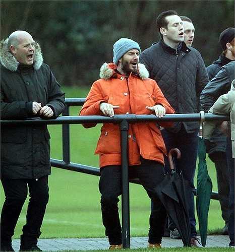 David Beckham tranh thủ thời gian rỗi đến sân tập ở Kirkby, Liverpool để cổ vũ cho cậu con trai Romeo thi đấu cho đội học viện bóng đá Arsenal.