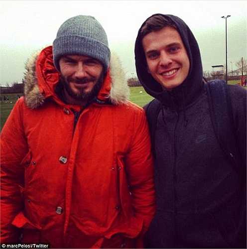 David Beckham chụp ảnh cùng tài năng trẻ của Liverpool, Marc Pelosi